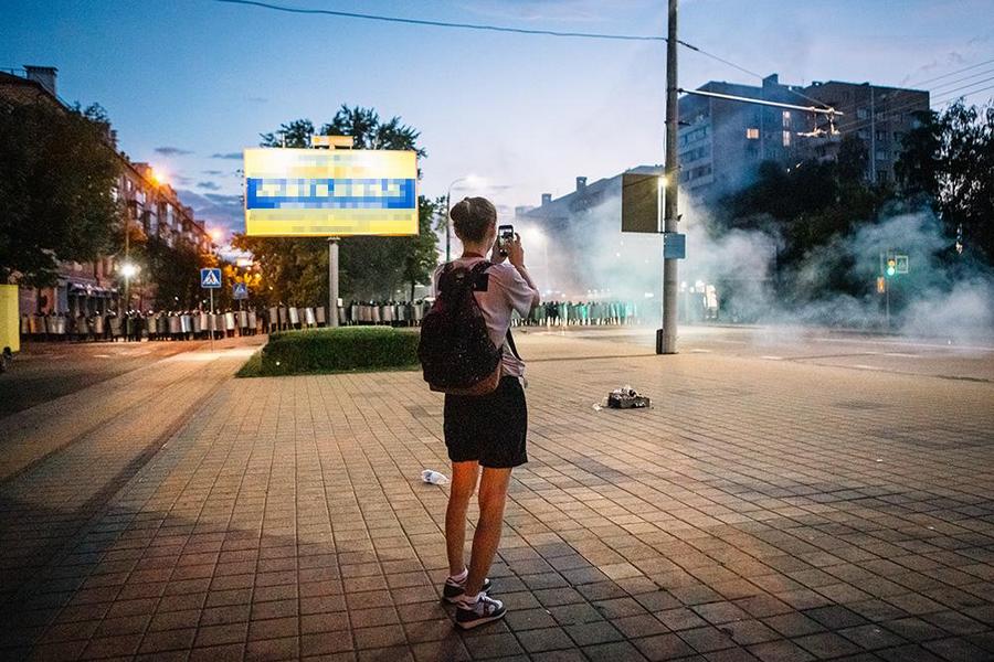 Ксения Петрович работает на акции протеста. Фото: Роман ЧМЕЛЬ Ксения Петрович работает на акции протеста