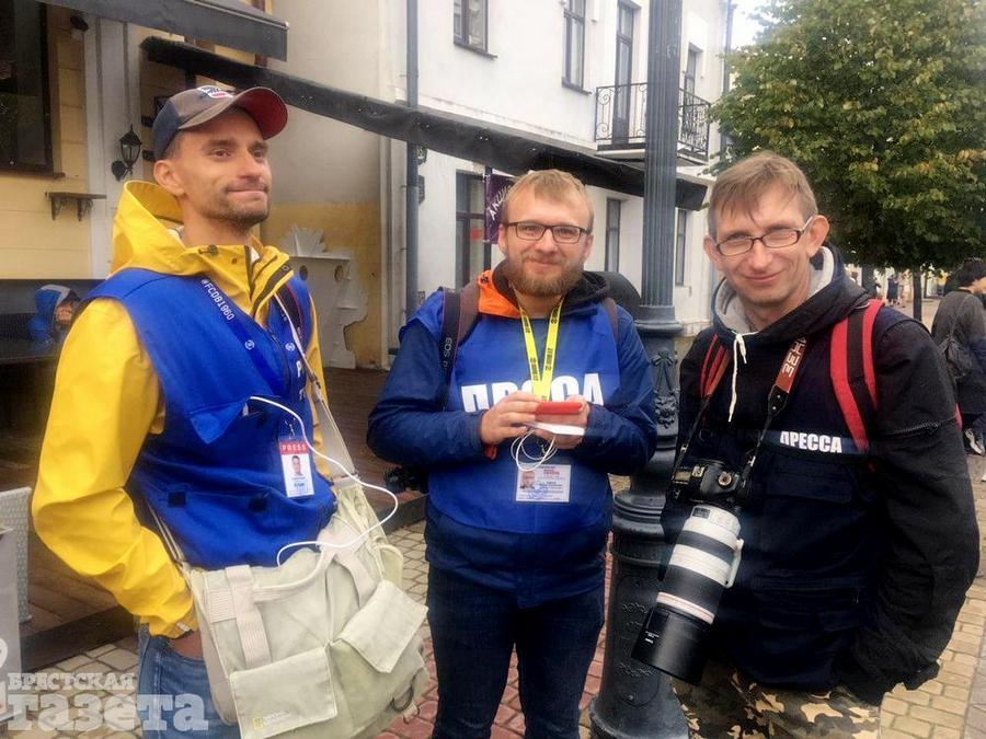 Брестские журналисты работают на воскресной акции протеста в городе Брестские журналисты работают на воскресной акции протеста в городе
