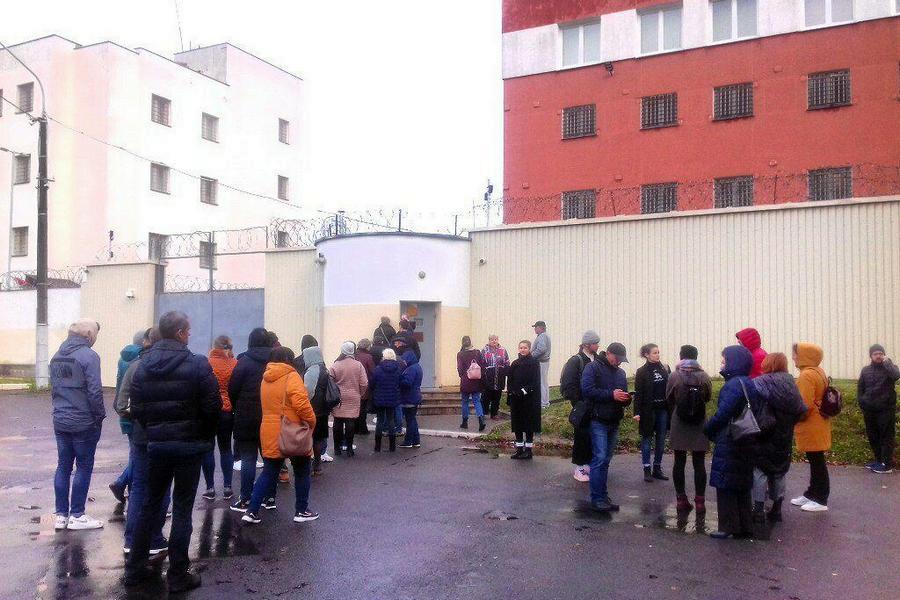Чарга каля ізалятара на Акрэсціна раніцай 22 кастрычніка