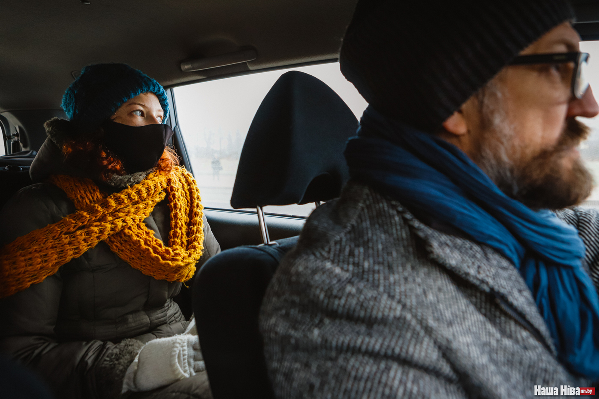 На Акрэсціна Шуру вязе яе бацька Сяргей. Участковы знаходзіцца побач. Ён забараніў сябе фатаграфаваць