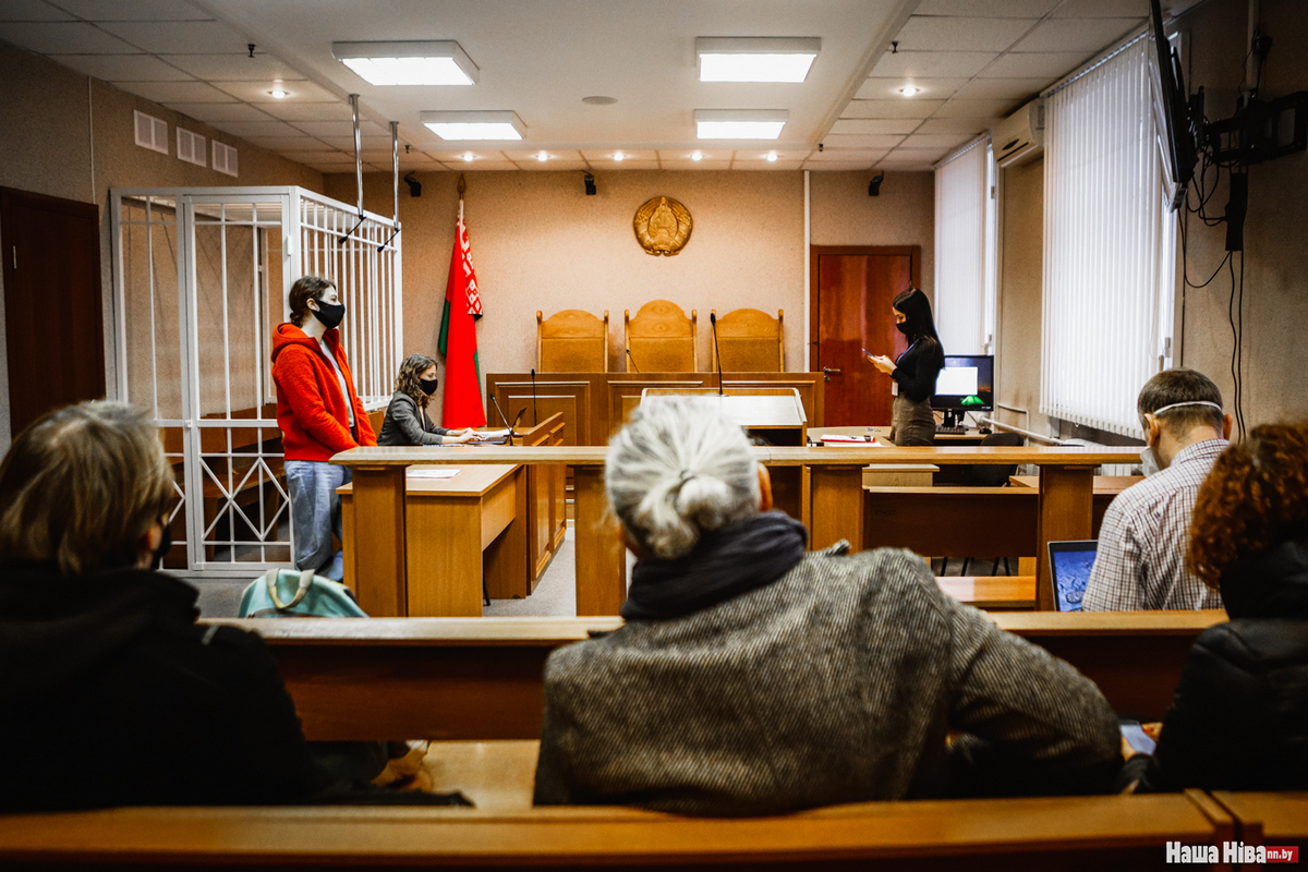Шура чакае пачатак паседжання, на якім была спроба абскардзіць прысуд. Але суддзя Мінгарсуда Святлана Чарапанава пакінула прысуд у сіле