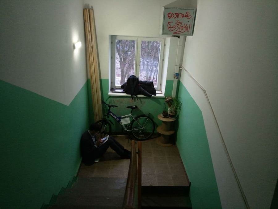 Lawyer Siarhei Zikratski is waiting in the entryway. Photo credit: Mediazona