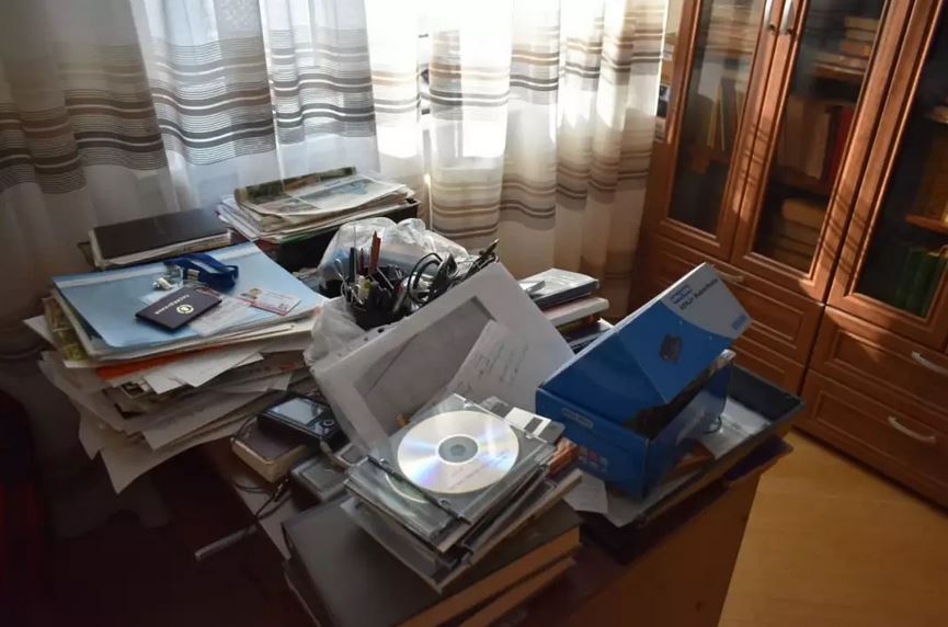 На здымку: Працоўны кабінет Анатоля Гатоўчыца пасля ператрусу