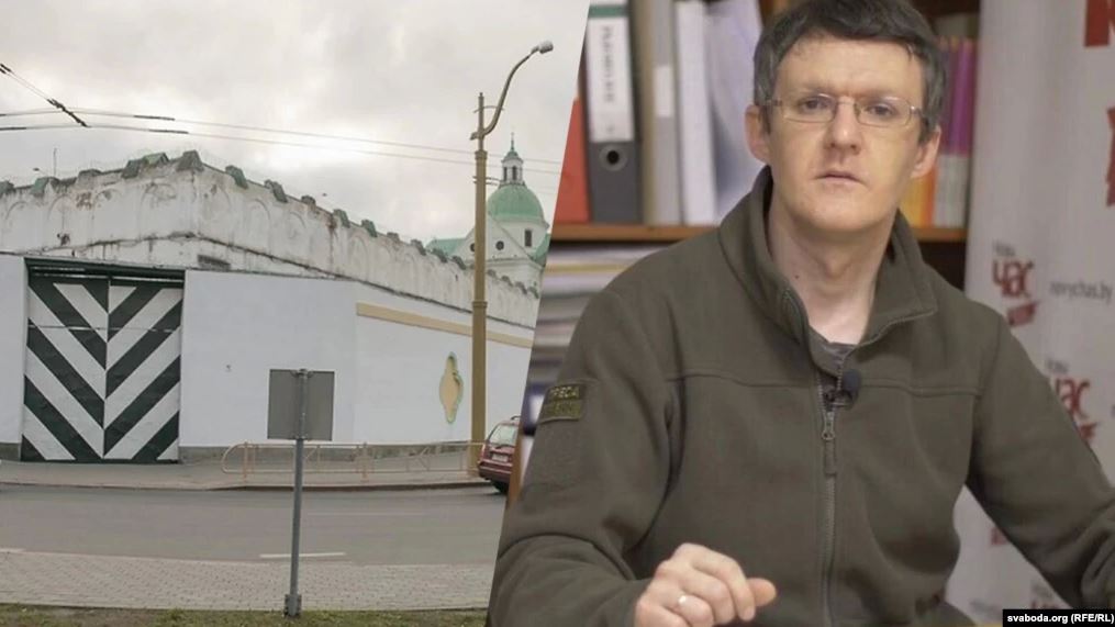 Дзяніса Івашына вядуць у залю суда. Крыніца: sb.by