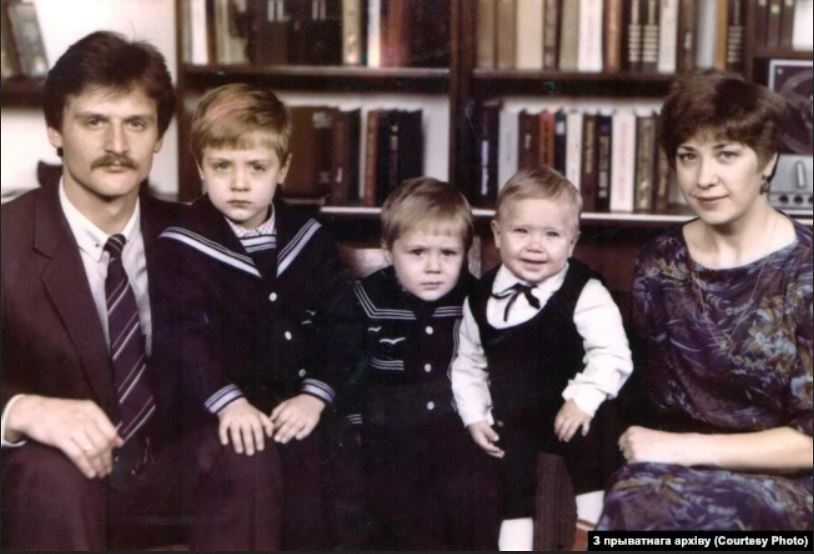 Журналіст Свабоды Алег Грузьдзіловіч зь сям'ёй. Фота зь сямейнага архіву.