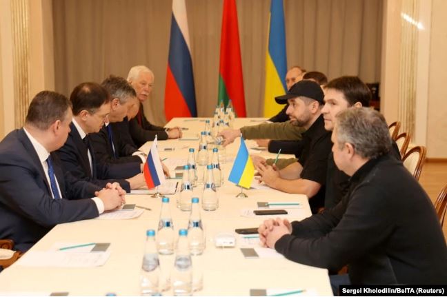 Перамовы ў Гомлі. Міхаіл Падаляк у правым шэрагу, другі ад пачатку справа