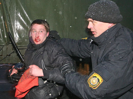 Задержание фотографа Андрея Ленкевича, 25 марта 2008 года. Фото ИТАР-ТАСС Андрей Ленкевич