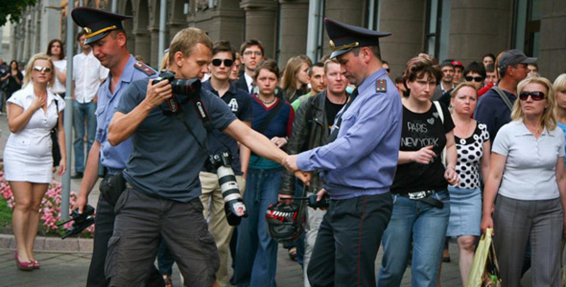 "Молчаливые акции", 2011 год. Сотрудники милиции мешают работать журналисту Уладзю Гридину. Фото: Ольга Клещук