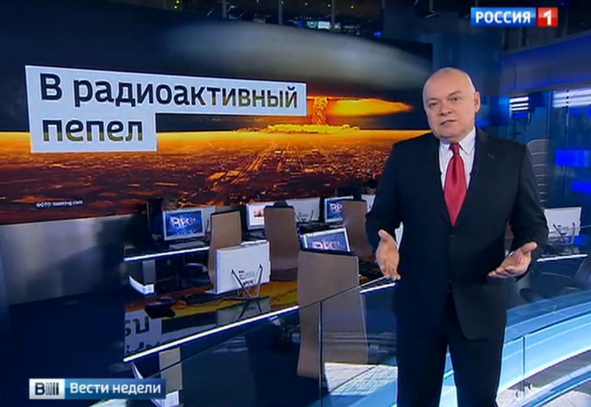 Скриншот видео с телеканала «Россия 1». Дмитрий Киселёв выступает с премьерой своей нашумевшей фразы о «радиоактивном пепле»