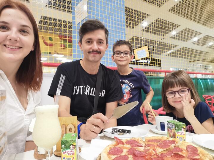 Семья Елены Зуй-Войтеховской: Елена, муж Михаил и дети Петрик и Мария. Фото: личный архив Елены Зуй-Войтеховской