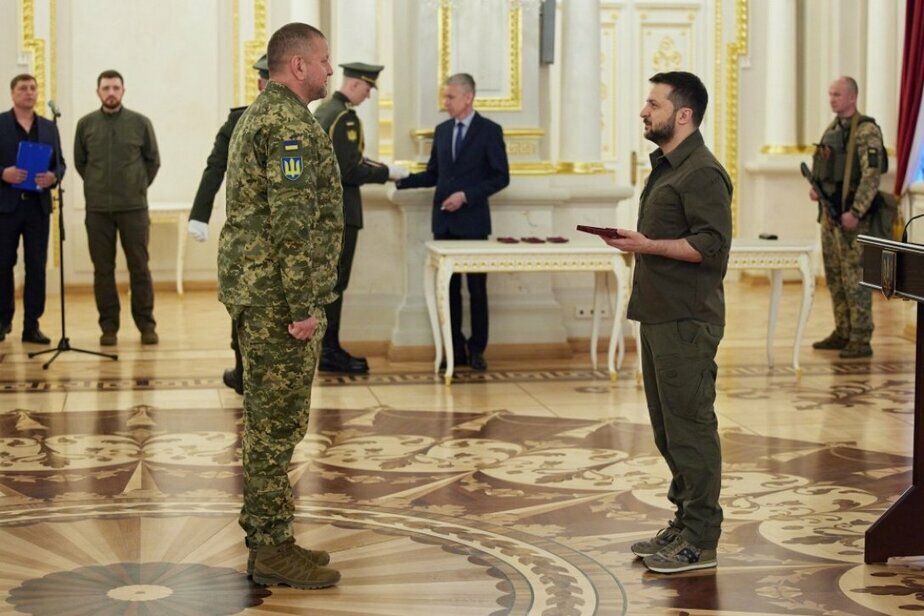 4 сакавіка, на 9-ы дзень вайны, прэзідэнт Зяленскі прысвоіў Залужнаму званне генерала. 6 мая яму была ўручаная найвышэйшая ўзнагарода — «Крыж баявых заслуг»