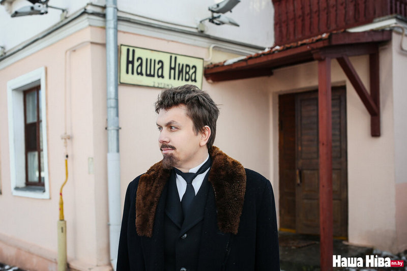 Прыстромаў у другім шэрагу за плячом Барсукова