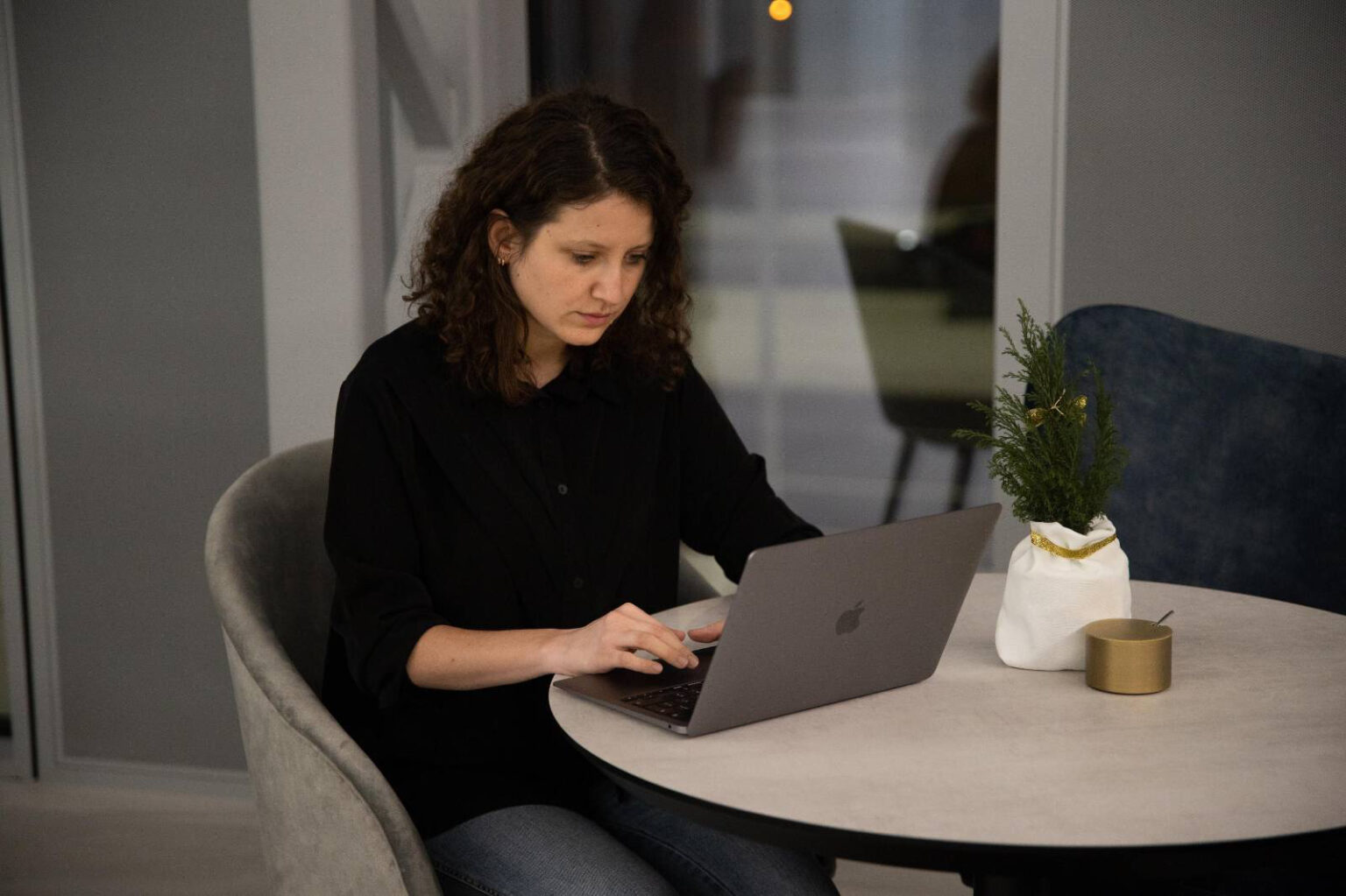 Journalist Hanna Liubakova at her workplace in Vilnius, Litauen where she lives in exile