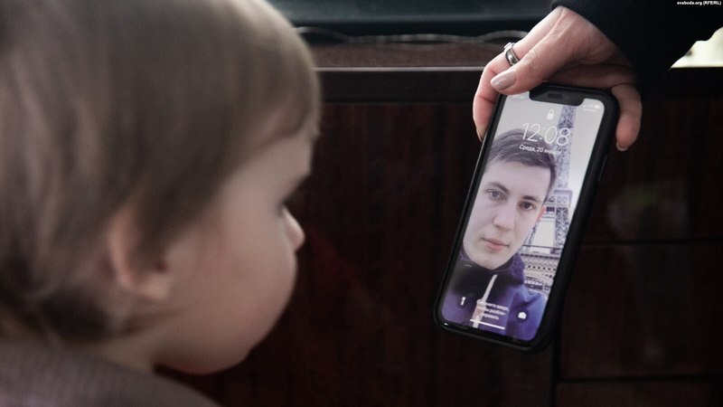 Паўліна Лосік глядзіць на выяву свайго бацькі. Фота: "Радыё Свабода"