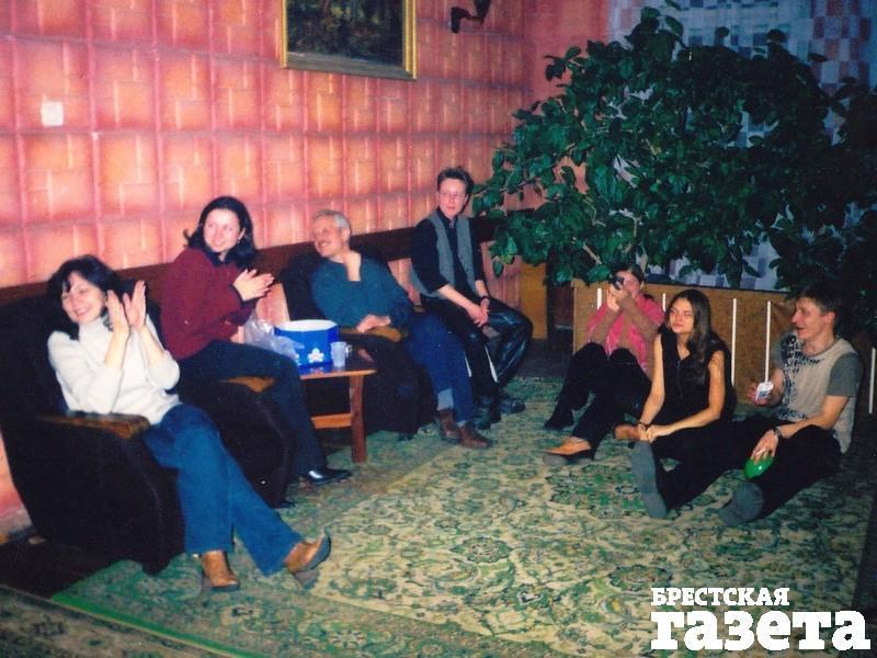 В холле гостиницы «Молодежная» – первое место дислокации редакции «БГ». Коллектив отмечает Новый год. Источник: архив «Брестской газеты»