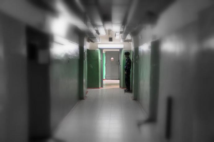 Стандартный коридор в изоляторе. Это фото из Ростова, но они типичны всюду в странах бывшего СССР. Фото http://rslovar.com/ sizo19.jpg