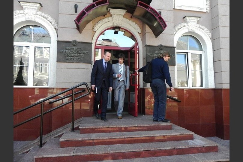 В период редакторства Андрея Скурко «Наша Ніва» также претерпела обыски в редакции и дома, предупреждения от Мининформа, суды. На фото: после слушания по иску Министерства информации о закрытии газеты «Наша Ніва» в 2011 году. Источник: baj.by