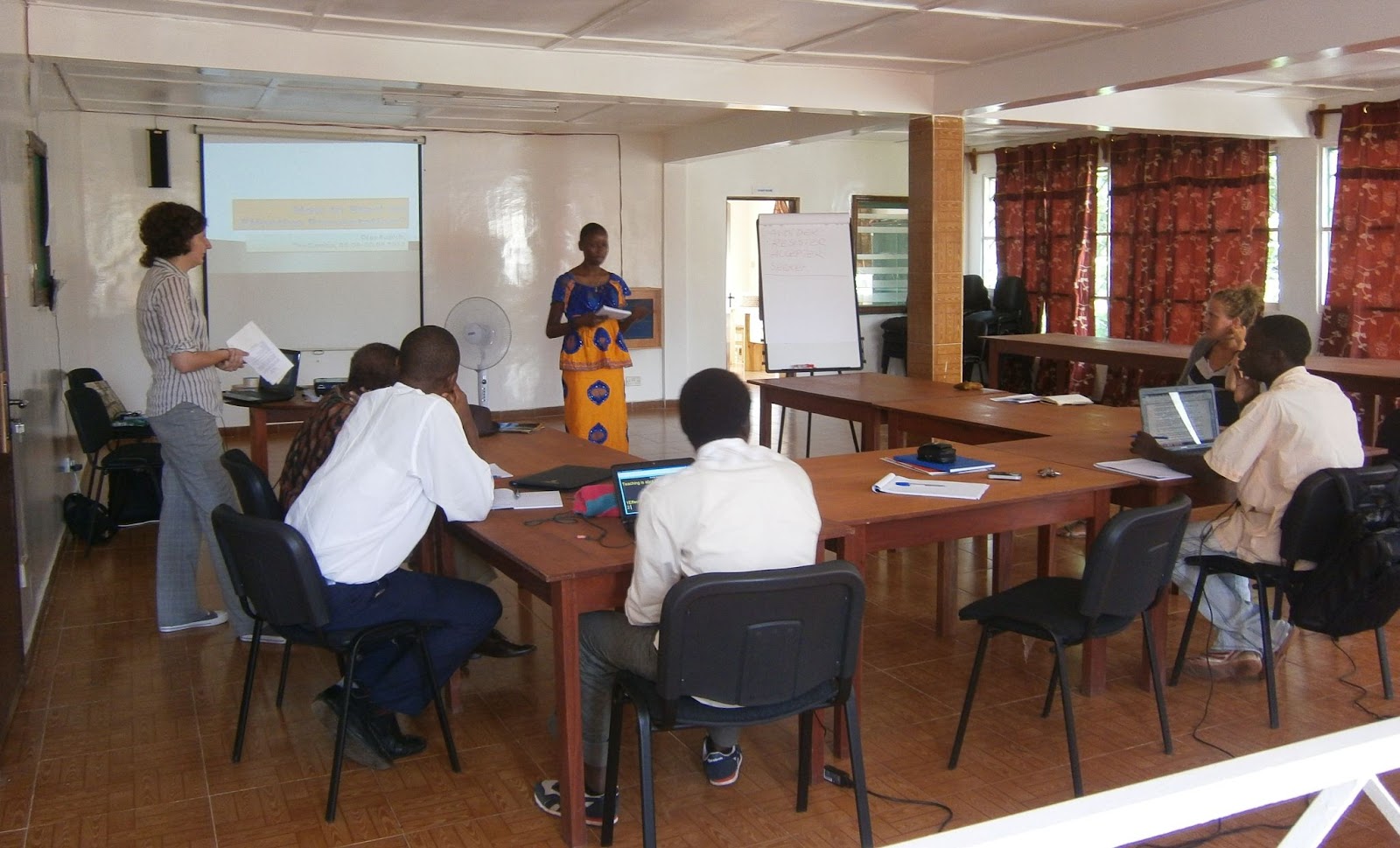 Падчас заняткаў са студэнтамі ў Gambia Press Union, Лейбата, Гамбія, 2012. Фота: Санна Камара