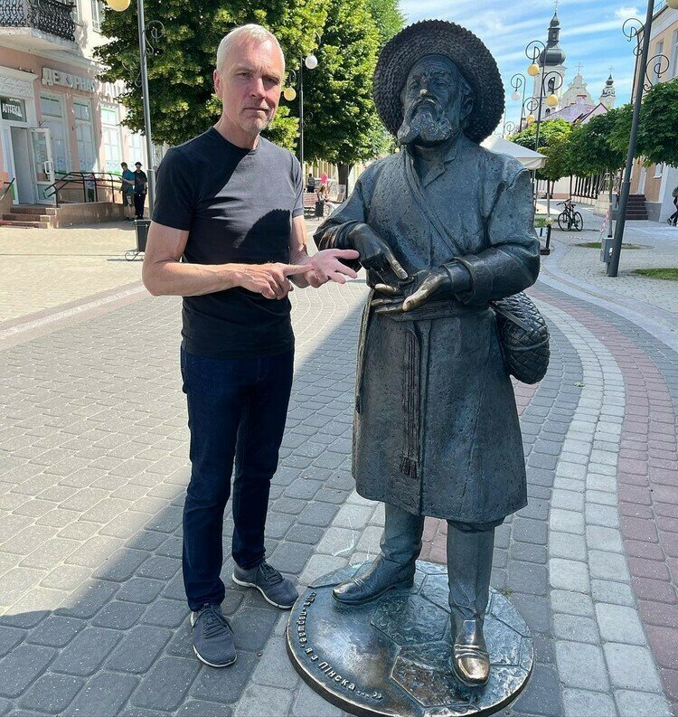 Ля статуi палешука ў Пінску
