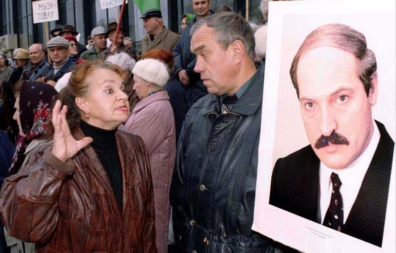 Женщина замахивается на портрет Лукашенко на митинге обманутых вкладчиков, 9 октября 1996 года. Фото: Reuters