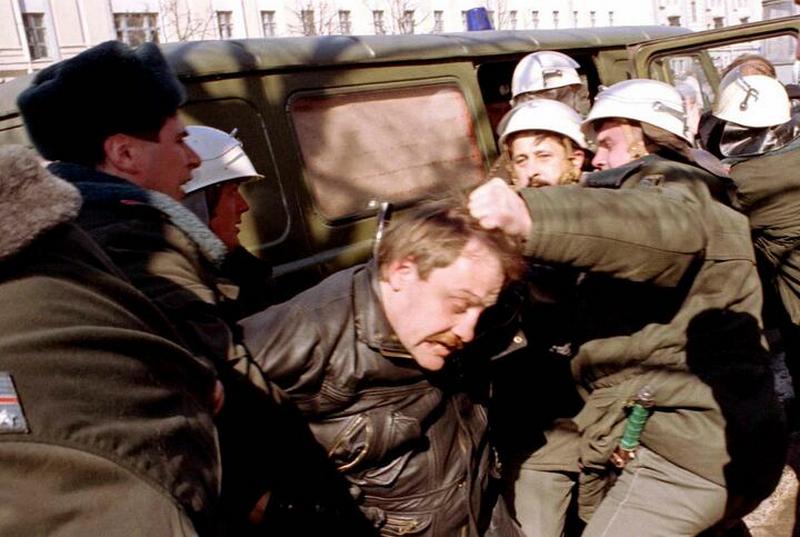 Задержание участника митинга на День Воли, 23 марта 1997 года. Фото: Reuters