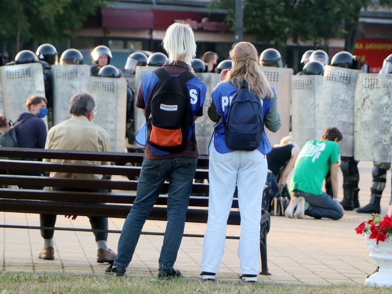 Игорь Палынский и Зоя Хруцкая во время работы на протестах в Молодечно. Фото: Наста Уткина
