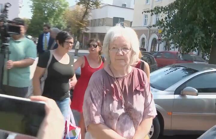 Людмила Ивашина в день суда над сыном, когда к ней и дипломатам подошли сотрудники госСМИ. Скриншот видео