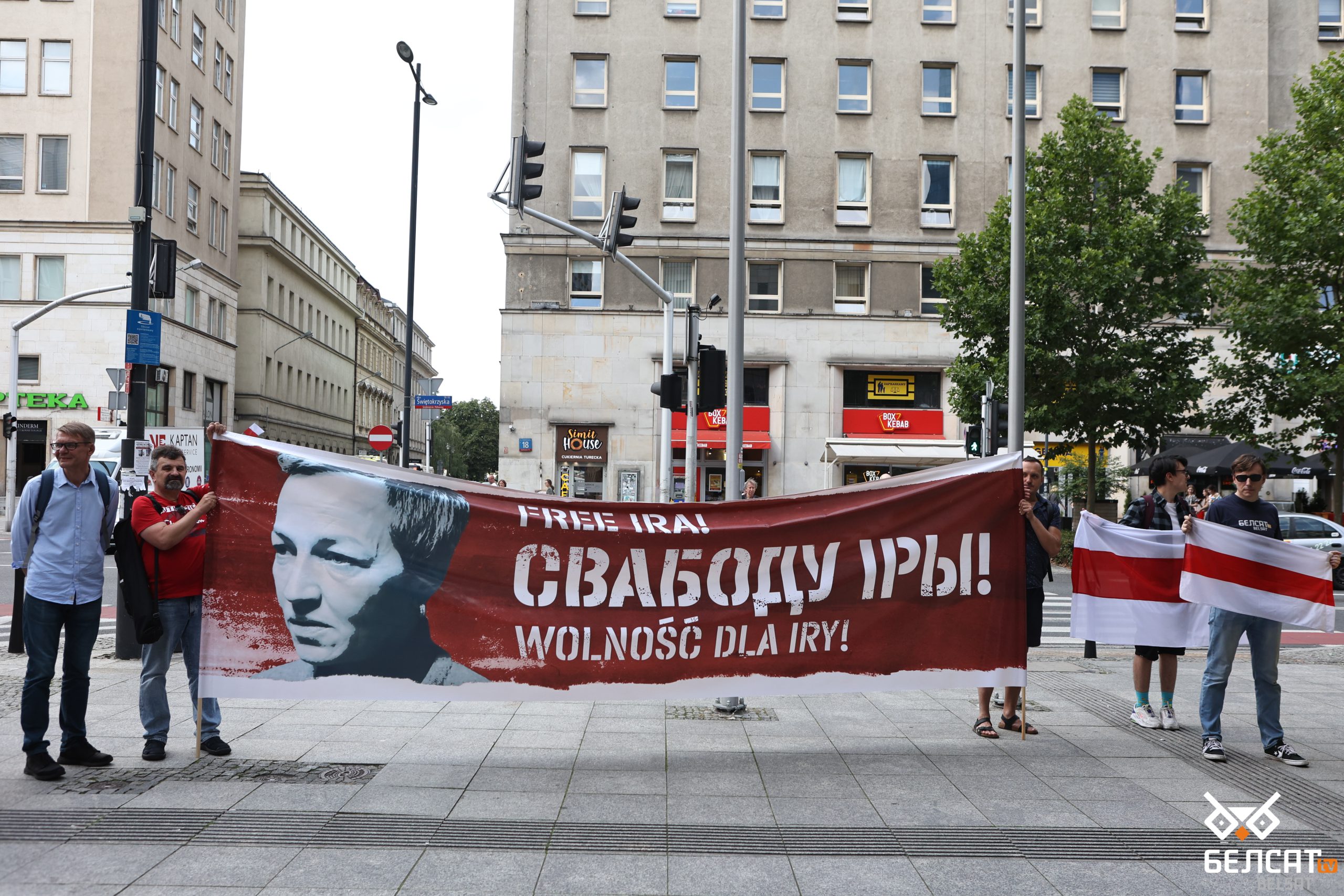 Здымак мае ілюстрацыйны характар. Пікет з патрабаваннем вызвалення журналісткі і намесніцы старшыні БАЖ Ірыны Слаўнікавай, а таксама журналістаў «Белсату» каля прадстаўніцтва Еўрапейскай камісіі ў Варшаве. Фота: Уладзімір Яўстаф’еў / Белсат