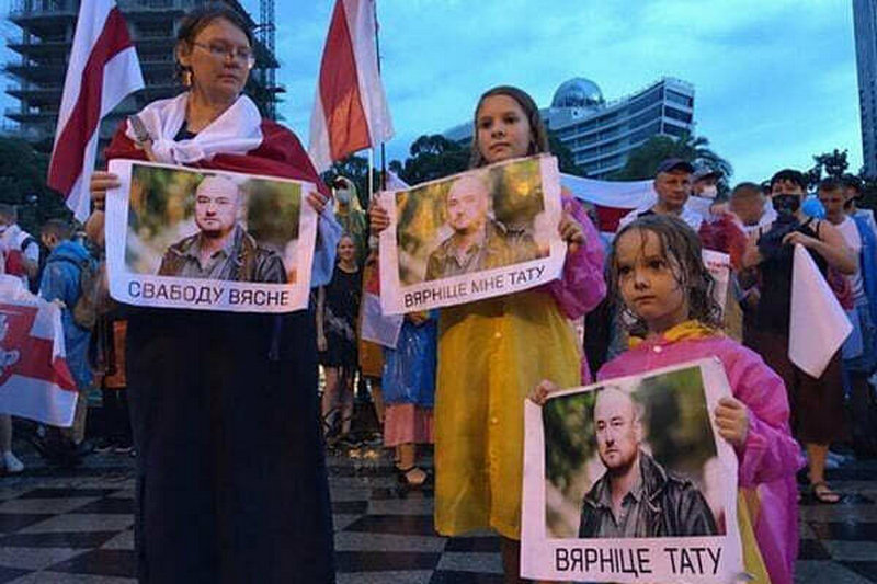 Аліна Стэфановіч з дзецьмі на акцыі салідарнасці ў Грузіі
