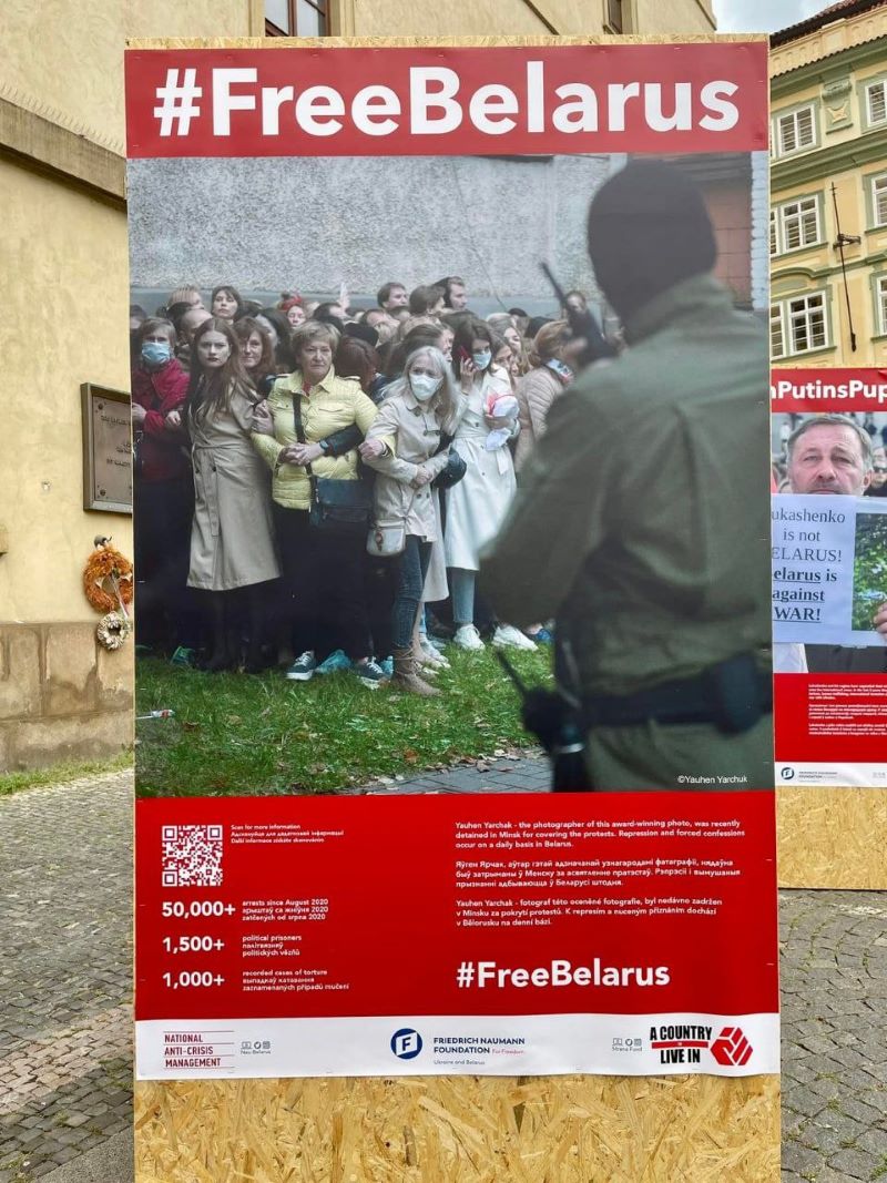 Стэнд у Празе з выкарыстаным здымкам спадара Ерчака. Фота з фэйсбуку Крысціны Шыянок