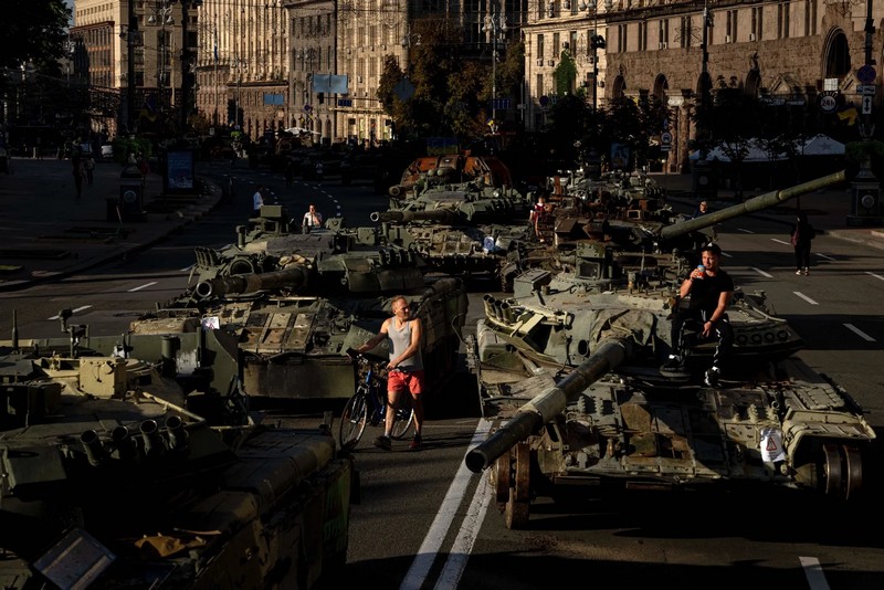 Уничтоженная российская бронетехника, выставленная в центре Киева. 24 августа 2022 года Evgeniy Maloletka / AP / Scanpix / LETA
