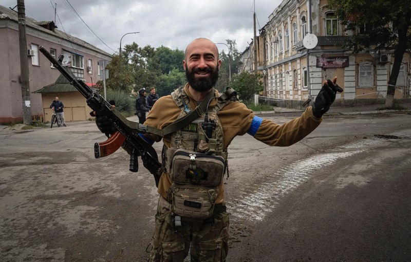 Бывший главный редактор «The Village Украина», а теперь боец ВСУ Андрей Баштовый участвовал в освобождении Изюма от российской оккупации. 14 сентября 2022 года Evgeniy Maloletka / AP / Scanpix / LETA