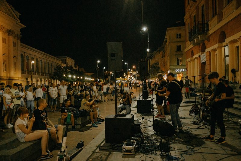 Канцэрт каля рэдакцыі ў Варшаве. Фота: з архіву радыё Ўнэт