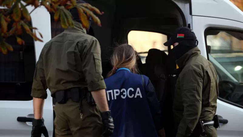 Затрыманне журналісткі ў Мінску. Фота: bbc.com
