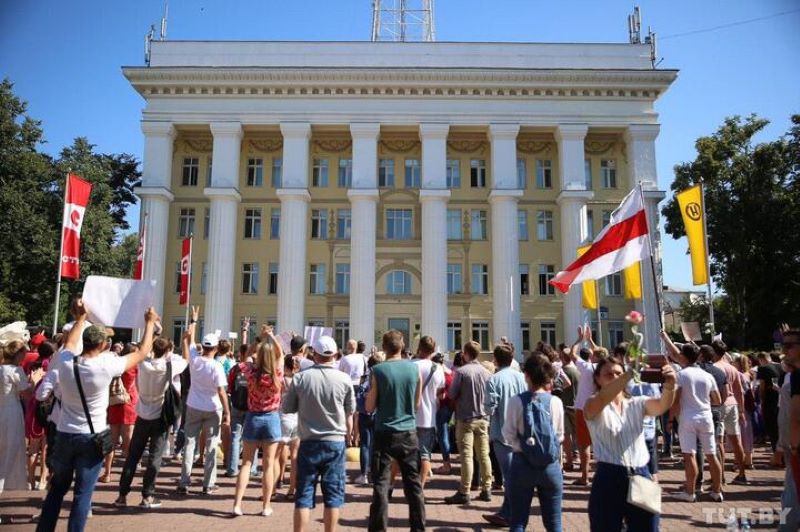 Акция протеста у здания на Коммунистической, 6, где находятся редакции телеканалов ОНТ и СТВ, Минск, 17 августа 2020 года. Фото: TUT.BY