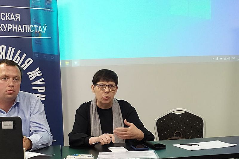 Заместитель председателя БАЖ Борис Горецкий и руководитель общественной организации "Детектор медіа" Наталья Лигачева на конференции в Вильнюсе