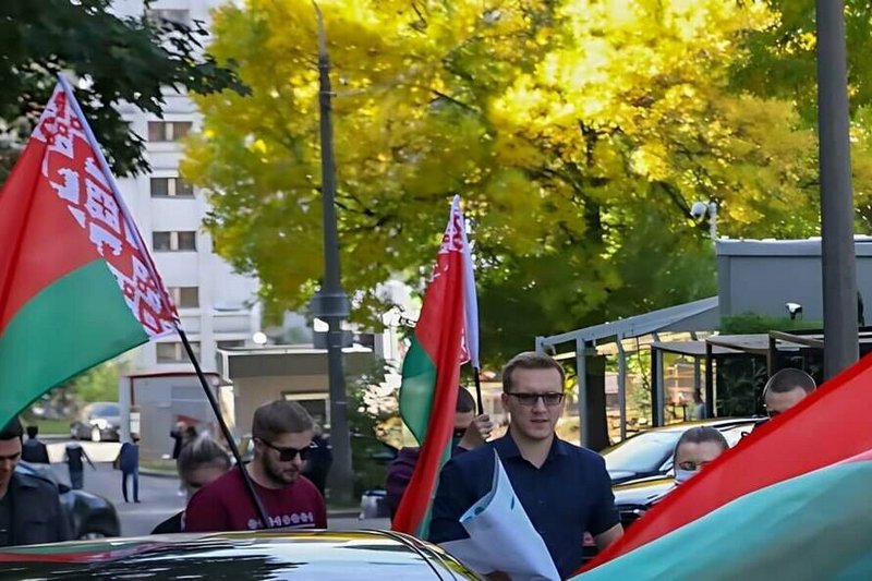 Раман Роль на дэманстрацыі каля амбасады Літвы ўвосень 2020 года. Фота: СБ