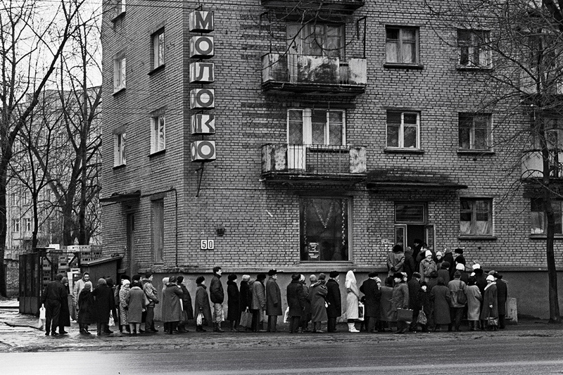 Очередь за молочными продуктами. Минск, 1991 / © Сергей Брушко