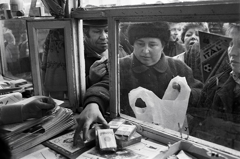 Очередь за сигаретами у газетного киоска. Рогачев, 1990 / © Сергей Брушко