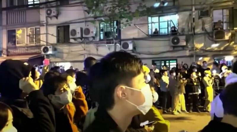 Фота: скрыншот з Youtube-відэа «From Xinjiang to Shanghai, Protests Grow in China over COVID Restrictions After Fatal Apartment Fire»