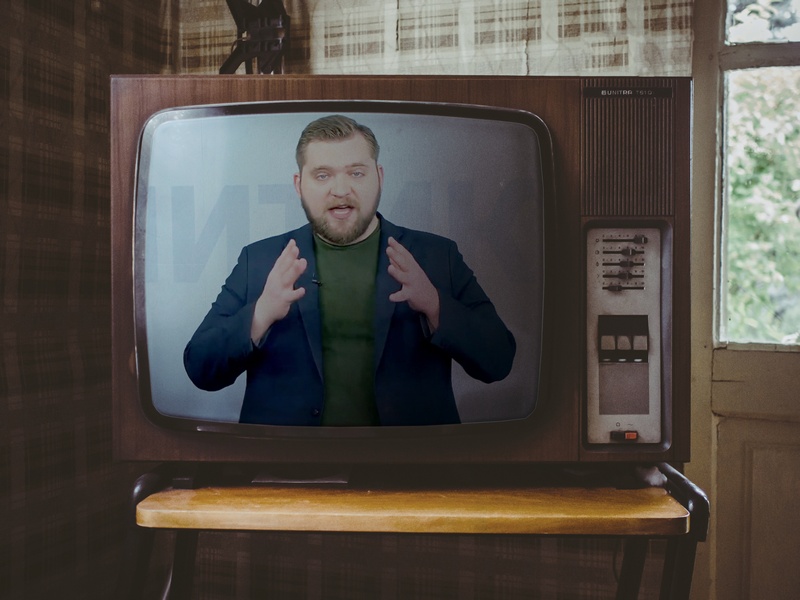 Грыгорый Азаронак на тэлеэкране. Калаж: Ctv.by / Pawel Kadysz / StockSnap / Белсат