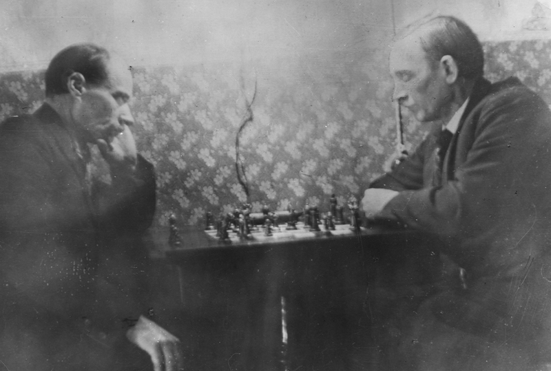 Якуб Колас і Янка Купала гуляюць у шахматы. 1932 год. Крыніца: sb.by