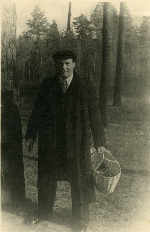 Якуб Колас у грыбах на Пухаўшчыне. 1946 год. Крыніца: Музей Якуба Коласа