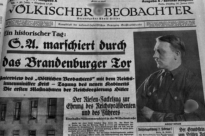 Першая паласа Völkischer Beobachter ад 31 студзеня.1933. Загаловак: «SA ідзе праз Брадэнбургскую браму»