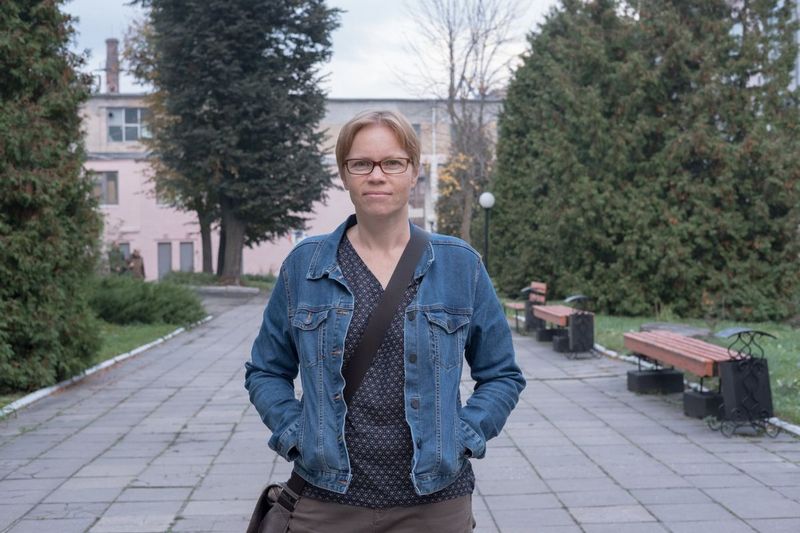 Перед началом работы под прикрытием в любом расследовании эксперты рекомендуют тщательно изучить другие доказательства, чтобы лучше узнать фигурантов, и оценить, чем скрытая камера поможет в сюжете. Иллюстрация: Смаранда Толосано