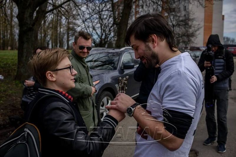 Эстонскія «коцікі» прыехалі да нашага «коціка» проста пад вароты ізалятару на Акрэсціна. Фота інфармацыйнага агенцтва «БелаПАН», знішчанага беларускімі ўладамі ў 2021 годзе.