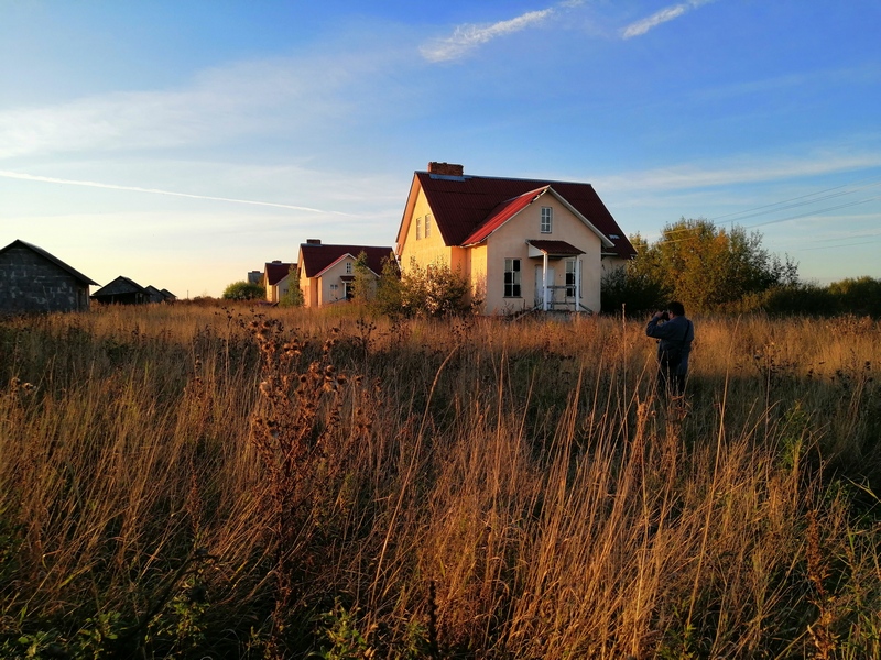 Алена Шабуня і Зміцер Лупач здымаюць сюжэт пра закінутыя дамы, якія развальваліся і былі не прыдатныя для жыцця, хаця пабудаваныя не так даўно. Усё парасло бур’яном. Судзілі не тых, хто давёў гаспадарку да такога стану, а журналістаў, якія пра гэта расказалі. Аграгарадок Казяны на Браслаўшчыне. Верасень 2020 года.