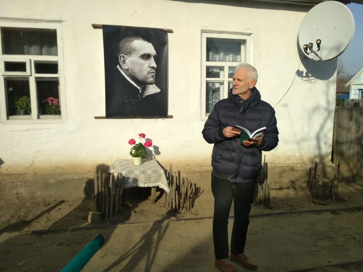 02 лістапада 2019 года. На Дзяды, у Гарошкаве Рэчыцкага раёну, на падворку роднай хаты паэта Анатоля Сыса, свята ў гонар 60-годдзя паэта. Фота з сацыяльных сетак Бяляцкага