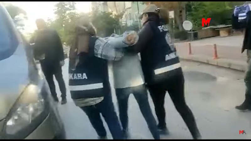 A screenshot of a Mezopotamya Agency video showing a journalist being taken into custody on October 25, 2022. (YouTube/Mezopotamya Agency)