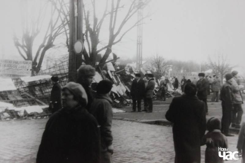 Першая барыкада ля ВС ЛітССР з будаўнічай арматуры. Фота Яўгена Красуліна